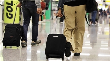 Wenn sich der Urlaubsflieger verspätet, haben die Passagiere Ansprüche gegenüber der Fluggesellschaft. Welche, das hängt von der Länge der Verspätung ab.