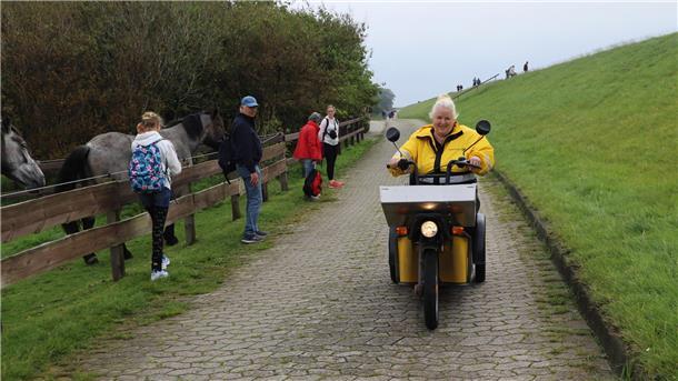 Wenn Silvia Jahns mit ihrem Post-E-Trike über die Insel fährt, ist das auch für Touristen einen Blick wert.