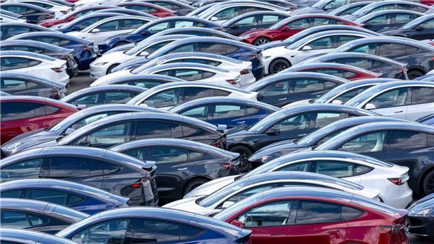 Tesla mit nächstem Gewinnrückgang trotz Verkaufsrekords Wenn viele Interessenten den Kauf vor Ablauf der Prämie vorgezogen haben, könnten im laufenden Quartal wieder mehr Teslas unverkauft bleiben. (Archivbild)