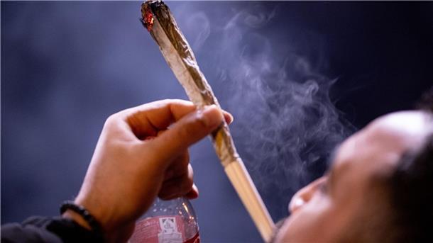 Rauch über dem Brandenburger Tor: Cannabis jetzt legal Wer 18 Jahre oder älter ist, darf zu Hause bis zu 50 Gramm aufbewahren und draußen maximal 25 Gramm mit sich führen.