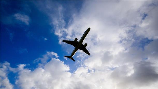 Wird Fliegen ab Mai teurer? Wer ab Mai fliegt, muss vielleicht mehr Geld zahlen.