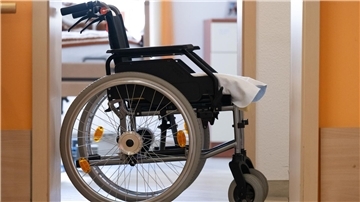 Wer alt wird, wird häufiger krank. Eine alternde Bevölkerung bedeutet für die Krankenkassen stark steigende Ausgaben. (Symbolbild) 