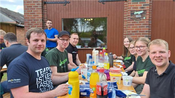 Wer arbeitet, darf auch Pause machen: Die Landjugend Bramel grillt bei der 72-St...