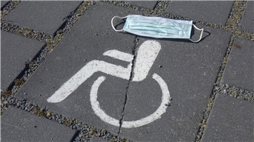 Wer auf einen Rollstuhl oder einen Rollator angewiesen ist, für den ist der Impftermin eine Herausforderung. 