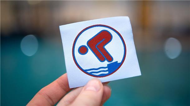 Mehr Kinder schwimmen sicher Wer das Bronze-Schwimmabzeichen hat, gilt als sicherer Schwimmer.