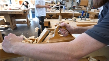 Mehr lernen, mehr Geld verdienen Wer den mittleren Schulabschluss schafft, kann sich einen Ausbildungsplatz suchen und zum Beispiel mit Holz arbeiten.