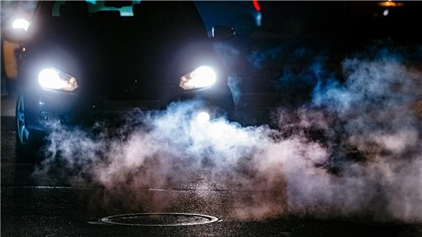 Ein Auto bei Nacht.