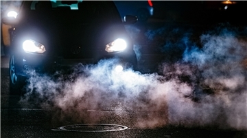 Ein Auto bei Nacht.