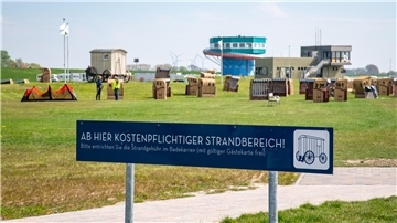 Wer den Strand am Wremer Tief besuchen möchte, muss eine Gebühr zahlen. Im Wangerland wurden solche Eintrittsgelder abgeschafft. 