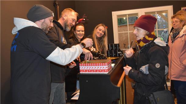 Muckelige Atmosphäre lockt viele Menschen zum Winterfest in Loxstedt Verkaufsstand