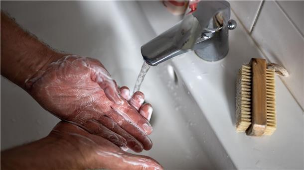 Ekelige Infos von der Toilette Wer die Hände wäscht, beseitigt Keime.
