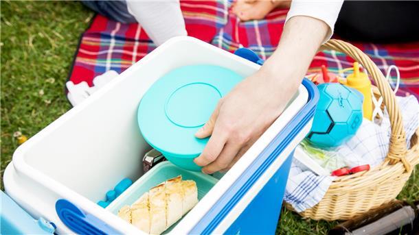 Wer die Milchprodukte aus dem Melkhus oder der Milchtankstelle für ein Picknick mitnehmen möchte, sollte eine Kühlbox mitnehmen.