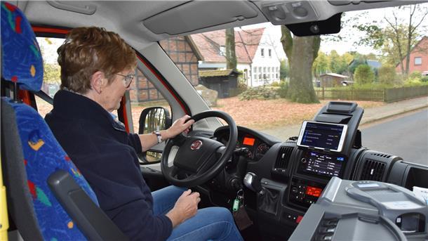 Bußgeld fließt in die Verkehrssicherheit Wer ehrenamtlich am Steuer eines Bürgerbusses sitzt, so wie Inge Müller in Zeven, der darf auf Kosten des Kreises an einem Fahrsicherheitstraining teilnehmen.
