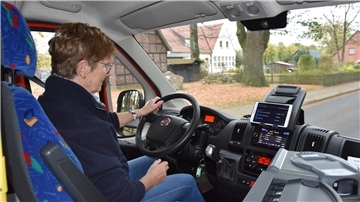 Bußgeld fließt in die Verkehrssicherheit Wer ehrenamtlich am Steuer eines Bürgerbusses sitzt, so wie Inge Müller in Zeven, der darf auf Kosten des Kreises an einem Fahrsicherheitstraining teilnehmen.