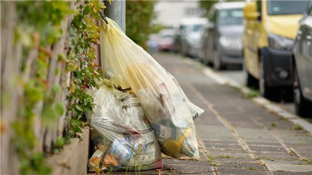 Gelber Sack ist leichter Spielball für den Wind Gelbe Säcke