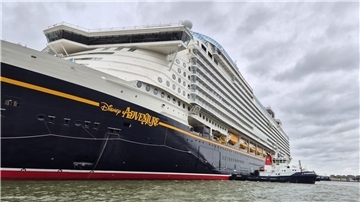 Wer eine Hafenrundfahrt durch den Überseehafen bucht, kommt der „Disney Adventure“ sehr nahe. Bei bestimmten Wetterlagen kommen Schlepper zum Einsatz, die das Schiff Richtung Kaje halten.