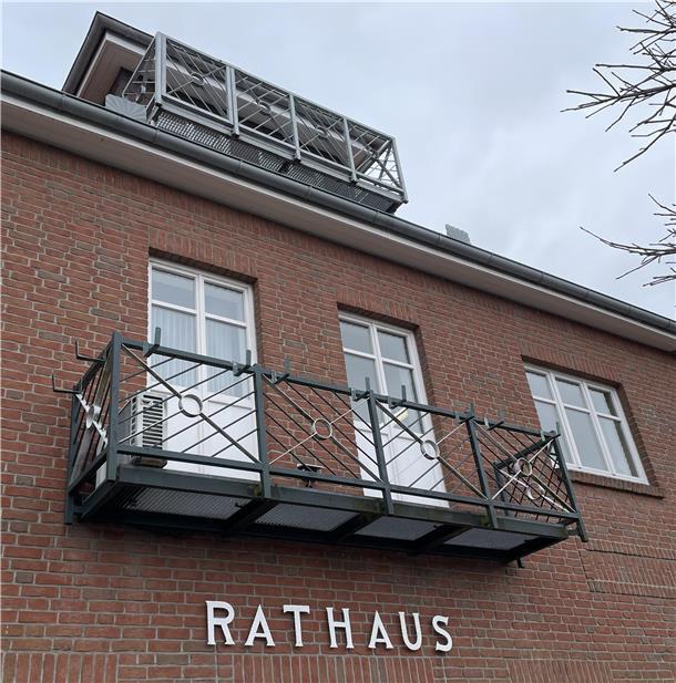 Wurtenschluck und Eiserner Kanzler: Die Geheimnisse des Butjadinger Rathauses Wer einen triftigen Grund hat, auf den Balkon des Rathauses zu steigen und von dort dem Volk zu winken, der kann es tun.