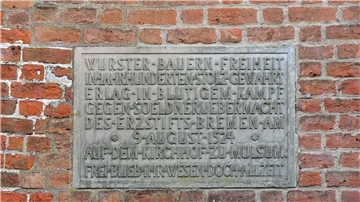 Inschrift an Kirchenmauer