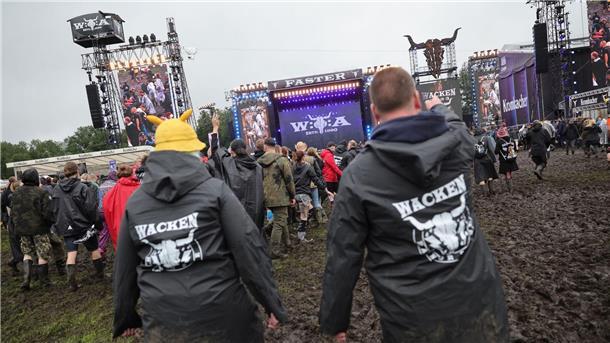Metalfans feiern in Wacken, aber nicht alle dürfen rein Wer es geschafft hat reinzukommen, freut sich dabei zu sein - trotz Schlamm und Regen.