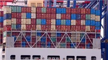 Container stehen gestapelt auf einem Schiff