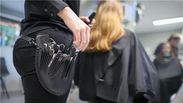 Unzufrieden beim Lernen in Salon und Küche Wer Friseur oder Friseurin werden will, braucht eine Ausbildung. Viele sind damit aber unzufrieden, zeigt eine Umfrage.