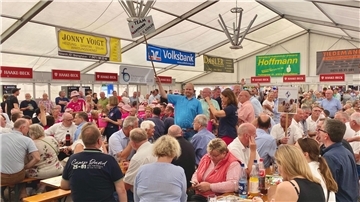 Wer hat am Schluss das höchste Gebot abgegeben? Beim Dedesdorfer Markt läuft im Festzelt die Schweineversteigerung.