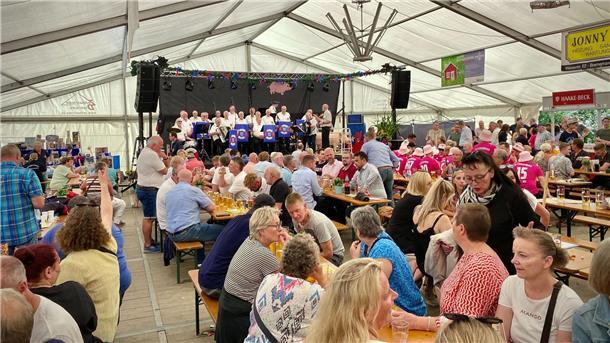 Wieder Ausnahmezustand in Dedesdorf beim Schweinemarkt Wer hat am Schluss das höchste Gebot abgegeben? Beim Dedesdorfer Markt läuft im Festzelt die Schweineversteigerung.