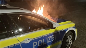 Wer hat den Streifenwagen in Brand gesetzt? Die Polizei sucht Zeugen.
