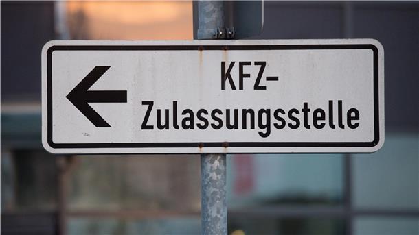 Wer in Bremerhaven ein Auto zulassen möchte, braucht Geduld.