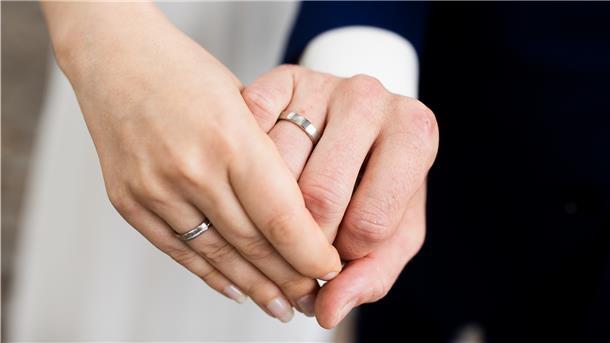 Wer in Corona-Zeiten heiraten möchte, der muss sich auch mit der Rechtsverordnung des jeweiligen Bundeslandes auseinandersetzen.