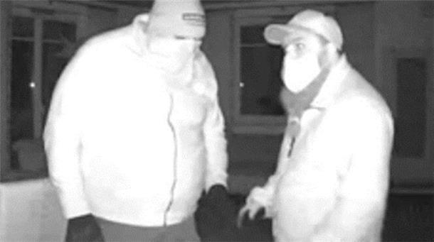 Polizei Rotenburg fahndet öffentlich nach Einbrechern Wer kann Angaben zu diesen Einbrechern, hier bei einer Tat in Sottrum, machen?