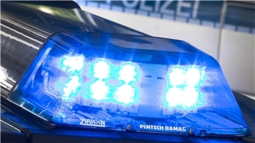 Ein Blaulicht leuchtet auf dem Dach eines Polizeiwagens.