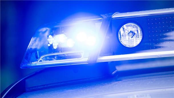 Unbekannte stehlen 50 Kabeltrommeln von Solarpark-Baustelle Ein Blaulicht auf einem Polizeifahrzeug. Unbekannte haben von einer Baustelle in Lüdingsworth fast 50 Kabeltrommeln gestohlen. Die Polizei sucht Zeugen.