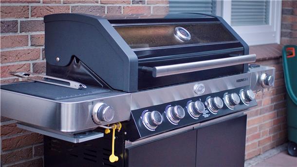 Wer kein Warmhalterost hat, kann beim Gasgrill die Temperatur auf das Minimum runterdrehen. Bei einem Kohlegrill gibt es die Möglichkeit, nur die Hälfte des Grills mit Kohle zu bedecken und die andere Seite frei zu lassen. Das Steak wird dann auf die weniger heiße Seite gelegt, bis es seine Kerntemperatur erreicht hat.