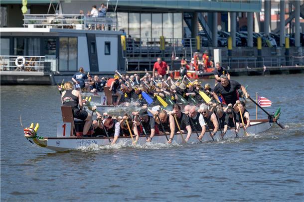 Wer macht das Rennen? Die Spannung war groß beim Drachenbootcup im Schaufenster ...
