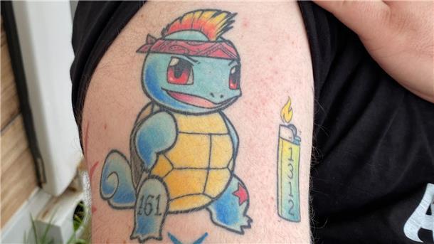 Das geht unter die Haut: Die wildesten Tattoos auf dem Hurricane Wer mag sie nicht, die kleinen bunten Taschenmonster? Hier zu sehen: Shiggy. Allerdings mit schicker Frise und einem Tattoo. "Nach der Geburt bildet sich auf Schiggys Rücken ein Panzer. Es attackiert mit Sprühschaum." - so steht es im Pokédex-Eintrag der Roten und Blauen Generation.