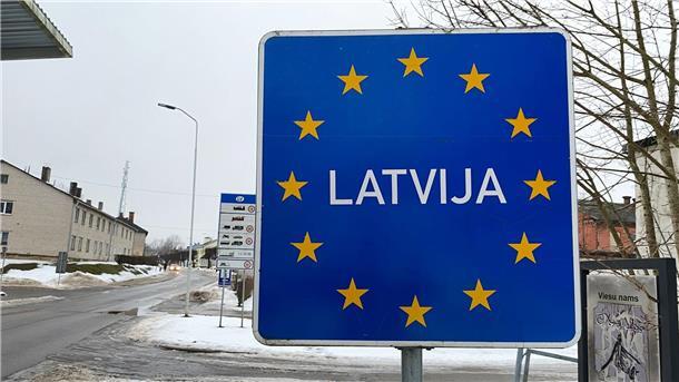 Lettland ordnet erste Ausreisen von Russen an Wer mit russischem Pass weiter legal in Lettland leben will, muss inzwischen unter anderem einen dauerhaften Aufenthaltsstatus beantragen.