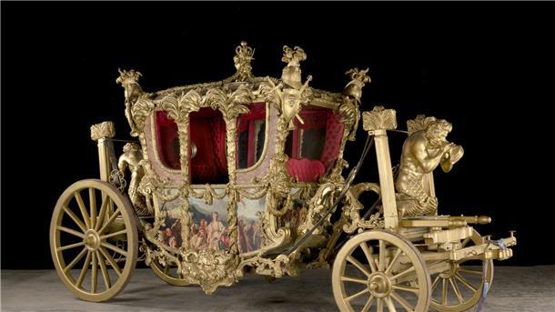 „The Crown“: Objekte von Dreharbeiten werden versteigert Wer möchte eine Kutsche haben? Das Londoner Auktionshaus Bonhams versteigert die Reproduktion der Krönungskutsche.