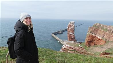 Reporterin Marie Petersen steht auf Helgoland vor der "Langen Anna".
