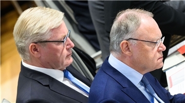 Wer regiert künftig Niedersachsen: CDU-Spitzenkandidat Bernd Althusmann (l) oder Ministerpräsident Stephan Weil von der SPD?