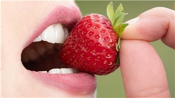 Wer seine Erdbeeren selber pflügt, der spart eine Menge Geld. Im Landkreis Cuxhaven gibt es Erdbeerfelder, auf denen das möglich ist.