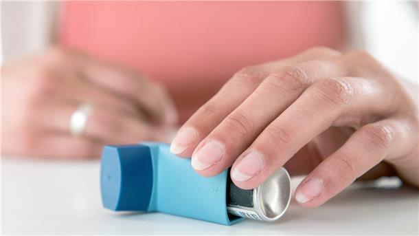 6 Tipps: Wie Sie besser mit Heuschnupfen leben Ein Asthma-Spray liegt auf dem Tisch. Wer seine Heuschnupfen-Symptome nicht behandelt, riskiert, dass sich eines Tages ein allergisches Asthma entwickelt.