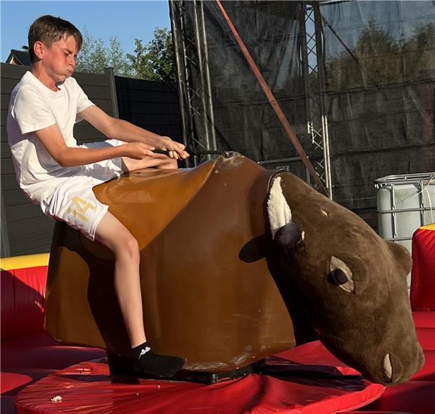 Gerstensaft, Ballonfahrten und Oldtimer: So liefen die Biertage in Abbehausen Junge auf einem mechanischen Bullen