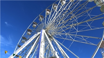 Wer sich das Festgelände von oben ansehen oder einen großartigen Ausblick auf unsere Stadt erleben möchte, ist im Riesenrad „Lounge 360°“ mit 38 Metern Höhe an der richtigen Adresse.