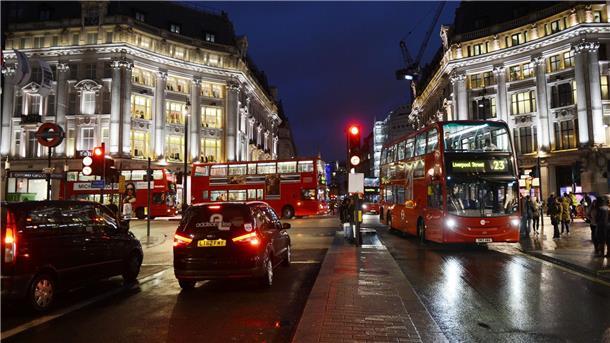 Wer sich den Londoner Verkehr mit dem eigenen Auto antun möchte, muss sich auch mit den geltenden Regeln rund um Umweltzone und City-Maut herumschlagen.