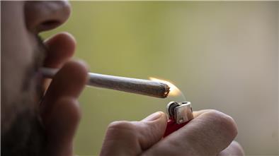 Cannabis-Legalisierung: Mehr Bekiffte im Straßenverkehr befürchtet Wer sich im Rauschzustand hinters Steuer setzt, muss mit hohen Geldstrafen rechnen.