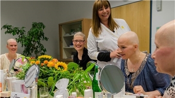 Wer sich wohlfühlt, fördert den Heilungsprozess. „DKMS LIFE“ bietet das Programm „look good feel better“ für Krebspatientinnen an.