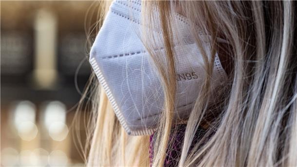 Frau mit FFP2-Maske