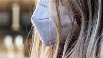 Frau mit FFP2-Maske