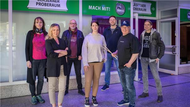Wer will bei den „Shantees“ mitmachen? Der gläserne Proberaum in der Fußgängerzone im ehemaligen Karstadt-Gebäude steht offen.
